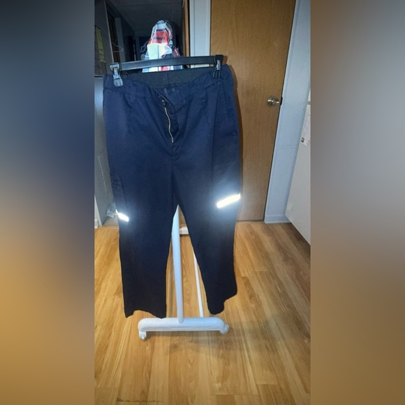 2 pairs of Stan Herman
 (FEDEX) cargo pants brand new
06-R -28 - Picture 6 of 10